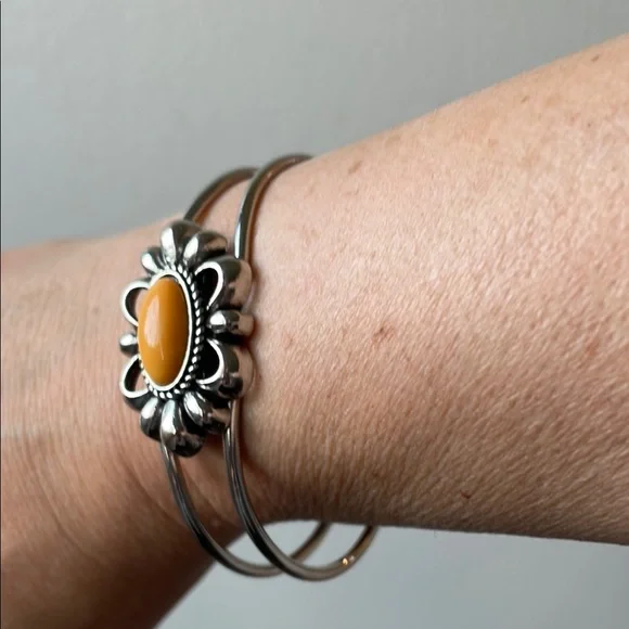Silver and Yellow Floral Bracelet - Picture 4 of 7